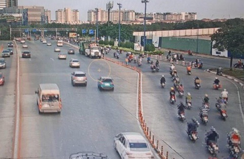 Giải cứu xe chở rác bể bánh trong hầm Thủ Thiêm - Ảnh 2. Giải cứu xe chở rác bể bánh trong hầm Thủ Thiêm - Ảnh 2.