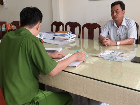 Đại tá dỏm xưng phó cục trưởng Bộ Công an khai đã lừa nhiều người hàng tỉ đồng - Ảnh 1. Đại tá dỏm xưng phó cục trưởng Bộ Công an khai đã lừa nhiều người hàng tỉ đồng - Ảnh 1.