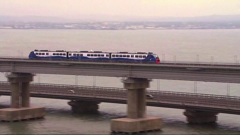 Nga khánh thành cầu đường sắt vượt Eo biển Kerch dài nhất châu Âu - Ảnh 1. Nga khánh thành cầu đường sắt vượt Eo biển Kerch dài nhất châu Âu - Ảnh 1.