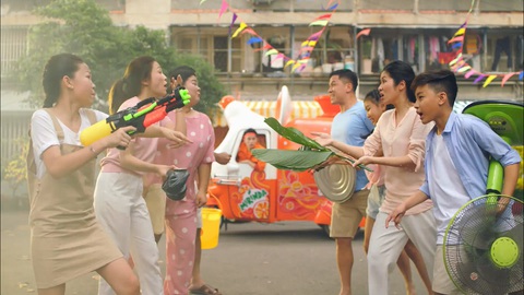 Trúc Nhân hóa người hòa giải trong MV Ai Chuyện Cũ Bán Hông mới - Ảnh 2. Trúc Nhân hóa người hòa giải trong MV Ai Chuyện Cũ Bán Hông mới - Ảnh 2.