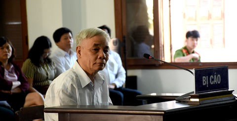 Xét xử cựu chánh án Phú Yên tham ô: Thấy dấu hiệu tham ô sao không lập biên bản? - Ảnh 2. Xét xử cựu chánh án Phú Yên tham ô: Thấy dấu hiệu tham ô sao không lập biên bản? - Ảnh 2.