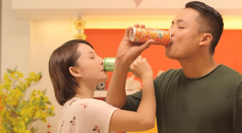 Trúc Nhân hóa người hòa giải trong MV Ai Chuyện Cũ Bán Hông mới - Ảnh 4. Trúc Nhân hóa người hòa giải trong MV Ai Chuyện Cũ Bán Hông mới - Ảnh 4.
