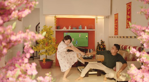 Trúc Nhân hóa người hòa giải trong MV Ai Chuyện Cũ Bán Hông mới - Ảnh 5. Trúc Nhân hóa người hòa giải trong MV Ai Chuyện Cũ Bán Hông mới - Ảnh 5.