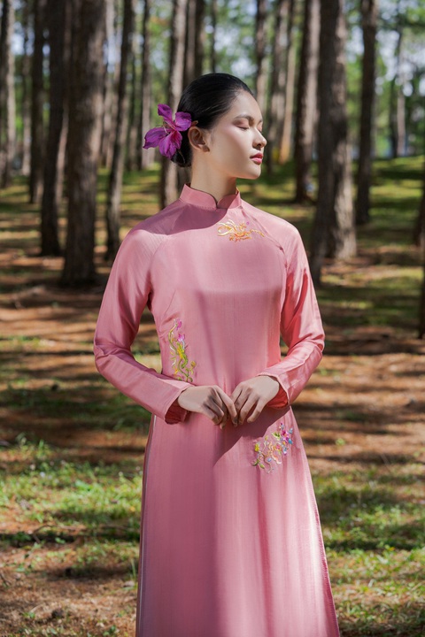 Xem tranh, ảnh đẹp như thơ trong triển lãm Chuyện áo dài - Ảnh 5. Xem tranh, ảnh đẹp như thơ trong triển lãm Chuyện áo dài - Ảnh 5.