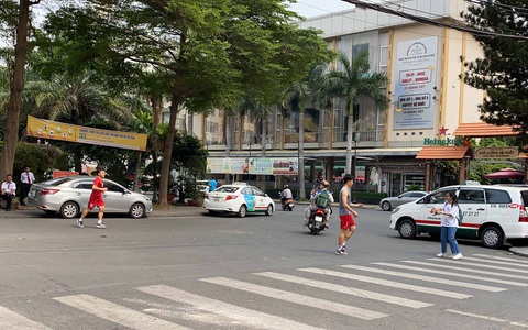 Quang Hải, Đình Trọng, Thành Chung tranh thủ tập gym trước giờ ăn trưa - Ảnh 1. Quang Hải, Đình Trọng, Thành Chung tranh thủ tập gym trước giờ ăn trưa - Ảnh 1.