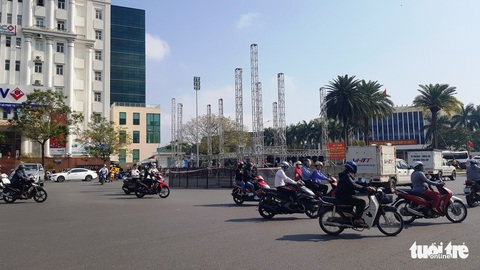 Sân khấu chương trình đón năm mới ở Huế bị phản ứng vì dựng không phép giữa quốc lộ - Ảnh 1. Sân khấu chương trình đón năm mới ở Huế bị phản ứng vì dựng không phép giữa quốc lộ - Ảnh 1.