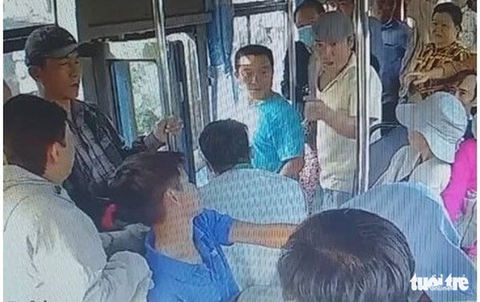 Điều tra 2 người cầm dao đe dọa tài xế xe buýt - Ảnh 1. Điều tra 2 người cầm dao đe dọa tài xế xe buýt - Ảnh 1.