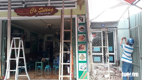 Cần cẩu đứt cáp, thanh sắt rơi xuống đổ sập lên quán chè có 10 người - Ảnh 3. Cần cẩu đứt cáp, thanh sắt rơi xuống đổ sập lên quán chè có 10 người - Ảnh 3.