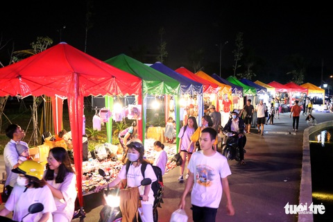 Sinh viên ôm hàng bán online ra shop khởi nghiệp - Ảnh 7. Sinh viên ôm hàng bán online ra shop khởi nghiệp - Ảnh 7.