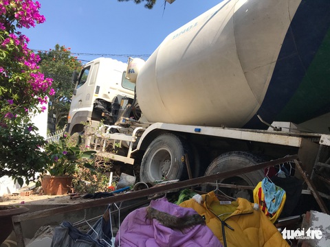 Xe bồn trộn bêtông ủi sập nhà dân - Ảnh 2. Xe bồn trộn bêtông ủi sập nhà dân - Ảnh 2.