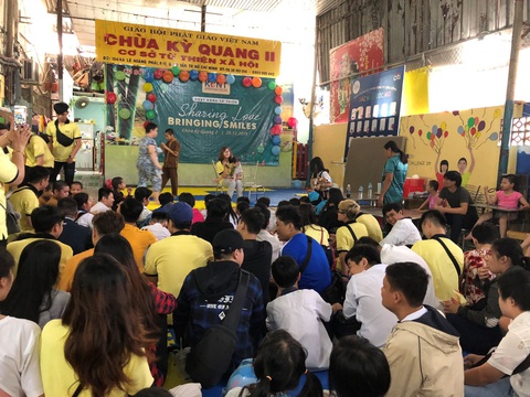 Đêm Giáng sinh thiện nguyện của sinh viên Kent International College - Ảnh 2. Đêm Giáng sinh thiện nguyện của sinh viên Kent International College - Ảnh 2.