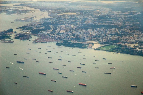 4 ngày, 5 tàu bị cướp biển tấn công trên eo biển Singapore - Ảnh 1. 4 ngày, 5 tàu bị cướp biển tấn công trên eo biển Singapore - Ảnh 1.