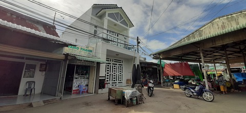 Bí thư kiêm chủ tịch xã xây nhà lầu không phép trên đất công tự nhận ‘cảnh cáo’ - Ảnh 1. Bí thư kiêm chủ tịch xã xây nhà lầu không phép trên đất công tự nhận ‘cảnh cáo’ - Ảnh 1.