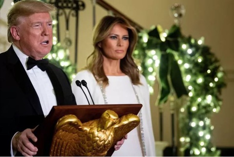 Tại sao vợ ông Trump hiếm khi cười? - Ảnh 1. Tại sao vợ ông Trump hiếm khi cười? - Ảnh 1.