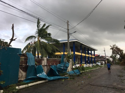 Bão Phanfone quần thảo tan hoang Philippines, ít nhất 28 người chết - Ảnh 2. Bão Phanfone quần thảo tan hoang Philippines, ít nhất 28 người chết - Ảnh 2.
