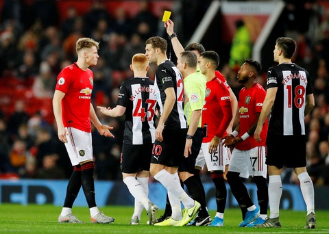 Sao trẻ M.U lãnh thẻ vàng nhanh kỷ lục ở Premier League - Ảnh 1. Sao trẻ M.U lãnh thẻ vàng nhanh kỷ lục ở Premier League - Ảnh 1.