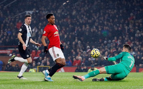 Hiệp 1 bùng nổ, M.U có thắng lợi dễ dàng trước Newcastle - Ảnh 1. Hiệp 1 bùng nổ, M.U có thắng lợi dễ dàng trước Newcastle - Ảnh 1.