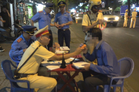 Công an quận 1 mở đợt cao điểm xử lý vi phạm nồng độ cồn, chất ma túy - Ảnh 1. Công an quận 1 mở đợt cao điểm xử lý vi phạm nồng độ cồn, chất ma túy - Ảnh 1.