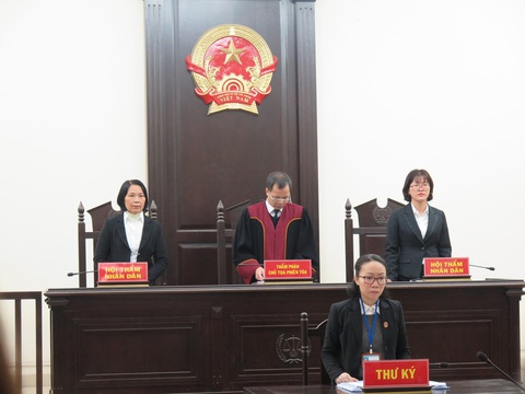 Hoãn phiên xử cựu thượng úy công an nhận 1 tỉ để đẩy người khác vào tù - Ảnh 2. Hoãn phiên xử cựu thượng úy công an nhận 1 tỉ để đẩy người khác vào tù - Ảnh 2.