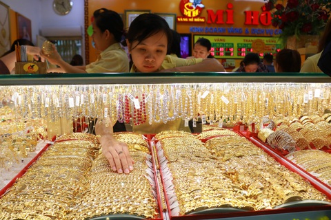 Giá vàng trong nước tiến sát 45 triệu đồng/lượng - Ảnh 1. Giá vàng trong nước tiến sát 45 triệu đồng/lượng - Ảnh 1.