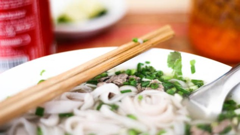 Phở và gỏi cuốn vào danh sách món ăn ngon nhất thế giới của CNN - Ảnh 1. Phở và gỏi cuốn vào danh sách món ăn ngon nhất thế giới của CNN - Ảnh 1.