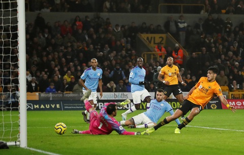 Thua Wolverhampton theo kịch bản không tưởng, Man City tung cờ trắng - Ảnh 4. Thua Wolverhampton theo kịch bản không tưởng, Man City tung cờ trắng - Ảnh 4.