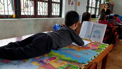 Phong đi học, tay và cổ kẹp bút - Ảnh 3. Phong đi học, tay và cổ kẹp bút - Ảnh 3.