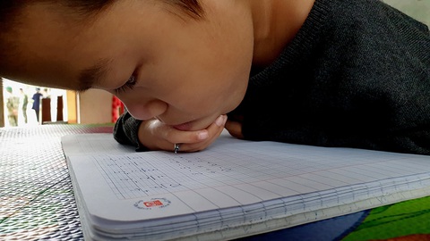 Phong đi học, tay và cổ kẹp bút - Ảnh 1. Phong đi học, tay và cổ kẹp bút - Ảnh 1.
