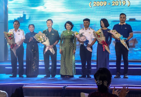 10 năm, vận động được 334 tỉ đồng cho quỹ Vì biển đảo quê hương - Vì tuyến đầu Tổ quốc - Ảnh 2. 10 năm, vận động được 334 tỉ đồng cho quỹ Vì biển đảo quê hương - Vì tuyến đầu Tổ quốc - Ảnh 2.
