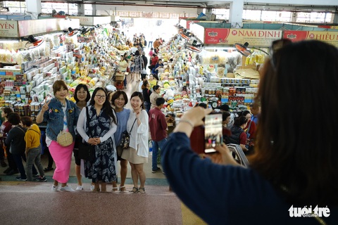 Vì sao số khách du lịch đến Đà Nẵng 2019 chênh hơn 1,6 triệu lượt? - Ảnh 1. Vì sao số khách du lịch đến Đà Nẵng 2019 chênh hơn 1,6 triệu lượt? - Ảnh 1.