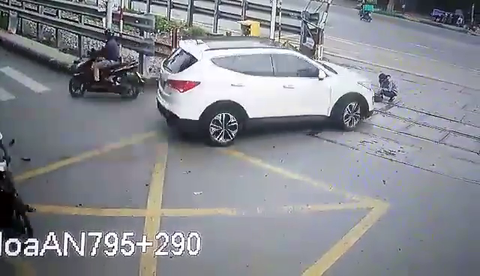 Nhân viên đường sắt bị ôtô tông thẳng khi đang làm nhiệm vụ - Ảnh 2. Nhân viên đường sắt bị ôtô tông thẳng khi đang làm nhiệm vụ - Ảnh 2.