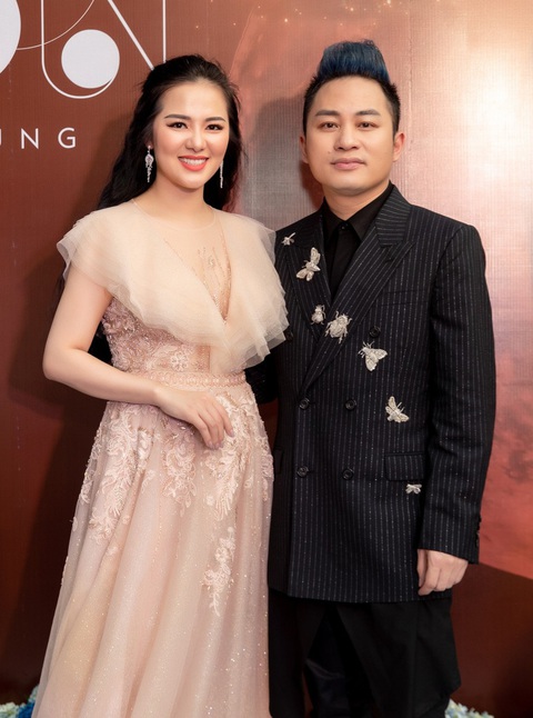 Sao Mai Phạm Thùy Dung tung bộ đôi CD Moon và MV Ave Maria - Ảnh 2. Sao Mai Phạm Thùy Dung tung bộ đôi CD Moon và MV Ave Maria - Ảnh 2.