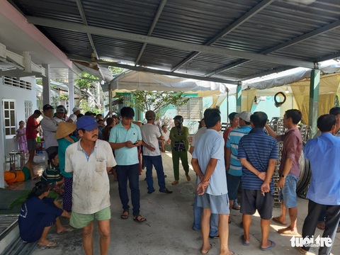 Cảnh sát nổ súng giải tán trường gà, 3 người bị thương - Ảnh 2. Cảnh sát nổ súng giải tán trường gà, 3 người bị thương - Ảnh 2.