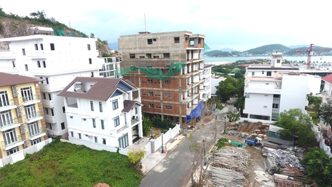 Nha Trang làm đủ cách, Ocean View vẫn rầm rộ thi công dù bị đình chỉ - Ảnh 1. Nha Trang làm đủ cách, Ocean View vẫn rầm rộ thi công dù bị đình chỉ - Ảnh 1.