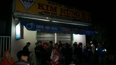 Bắt kẻ cướp tiệm vàng khi trên người còn vết máu - Ảnh 1. Bắt kẻ cướp tiệm vàng khi trên người còn vết máu - Ảnh 1.