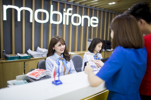 MobiFone gửi quà xin lỗi sau sự cố đứt mạng, khách hàng vẫn tranh cãi - Ảnh 1. MobiFone gửi quà xin lỗi sau sự cố đứt mạng, khách hàng vẫn tranh cãi - Ảnh 1.