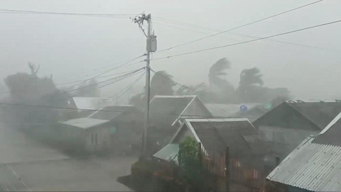 Bão Kammuri đổ bộ vào Philippines trong đêm, ít nhất 1 người chết - Ảnh 2. Bão Kammuri đổ bộ vào Philippines trong đêm, ít nhất 1 người chết - Ảnh 2.