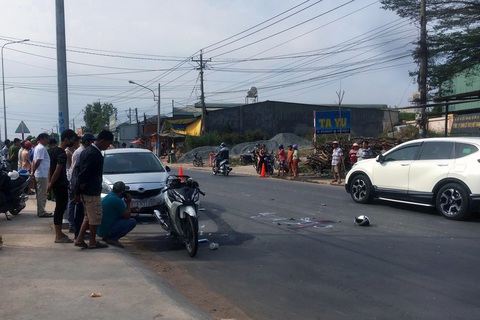 Vợ chết, chồng nguy kịch sau tai nạn liên hoàn giữa xe máy và 2 ôtô - Ảnh 1. Vợ chết, chồng nguy kịch sau tai nạn liên hoàn giữa xe máy và 2 ôtô - Ảnh 1.