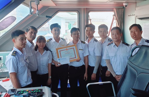 Thưởng nóng thuyền viên tàu Phú Quốc Express 7 cứu 4 người trên biển - Ảnh 1. Thưởng nóng thuyền viên tàu Phú Quốc Express 7 cứu 4 người trên biển - Ảnh 1.