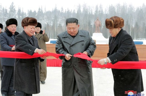 Tham vọng biến Samjiyon thành phố núi giàu có của ông Kim Jong Un - Ảnh 2. Tham vọng biến Samjiyon thành phố núi giàu có của ông Kim Jong Un - Ảnh 2.