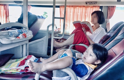 Quên trẻ, để trẻ rơi xuống đường: Ý thức an toàn bị bỏ quên - Ảnh 1. Quên trẻ, để trẻ rơi xuống đường: Ý thức an toàn bị bỏ quên - Ảnh 1.