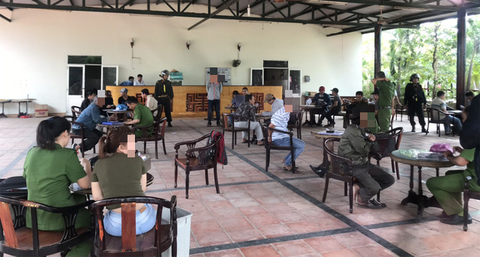 Tạm giữ hình sự 13 người trong vụ 125 người đá gà ăn tiền tại Phú Yên - Ảnh 2. Tạm giữ hình sự 13 người trong vụ 125 người đá gà ăn tiền tại Phú Yên - Ảnh 2.