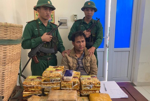 Một người Lào mang 10kg ma túy đá và 20.000 viên ma túy qua biên giới - Ảnh 1. Một người Lào mang 10kg ma túy đá và 20.000 viên ma túy qua biên giới - Ảnh 1.