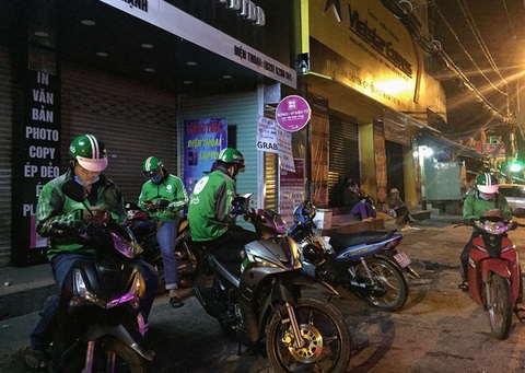 Sẽ giảm thời gian làm thêm của sinh viên chạy xe ôm công nghệ? - Ảnh 1. Sẽ giảm thời gian làm thêm của sinh viên chạy xe ôm công nghệ? - Ảnh 1.