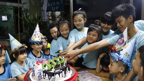 Lớp học tình thương của anh hướng dẫn viên du lịch - Ảnh 1. Lớp học tình thương của anh hướng dẫn viên du lịch - Ảnh 1.