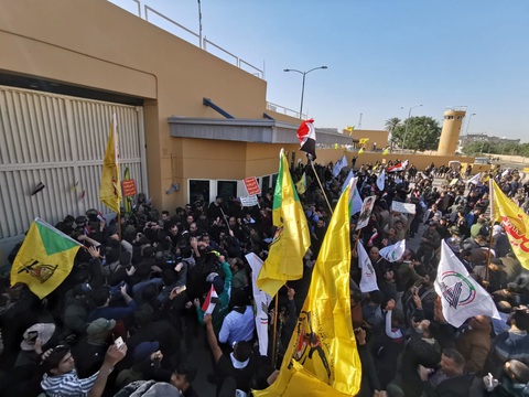Mỹ sơ tán đại sứ quán ở Iraq vì biểu tình - Ảnh 1. Mỹ sơ tán đại sứ quán ở Iraq vì biểu tình - Ảnh 1.