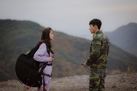 Crash Landing on You: Tình xuyên biên giới của Son Ye Jin và Hyun Bin - Ảnh 11. Crash Landing on You: Tình xuyên biên giới của Son Ye Jin và Hyun Bin - Ảnh 11.
