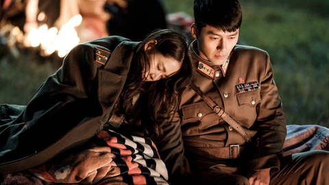 Crash Landing on You: Tình xuyên biên giới của Son Ye Jin và Hyun Bin - Ảnh 9. Crash Landing on You: Tình xuyên biên giới của Son Ye Jin và Hyun Bin - Ảnh 9.