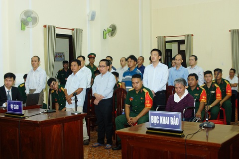 Nhóm cán bộ quốc phòng buôn xăng giả bị tuyên án trong đêm - Ảnh 1. Nhóm cán bộ quốc phòng buôn xăng giả bị tuyên án trong đêm - Ảnh 1.