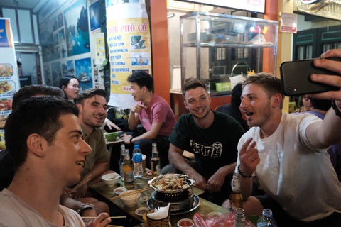 Khách Tây hào hứng đếm ngược đón giao thừa tại Hà Nội - Ảnh 7. Khách Tây hào hứng đếm ngược đón giao thừa tại Hà Nội - Ảnh 7.